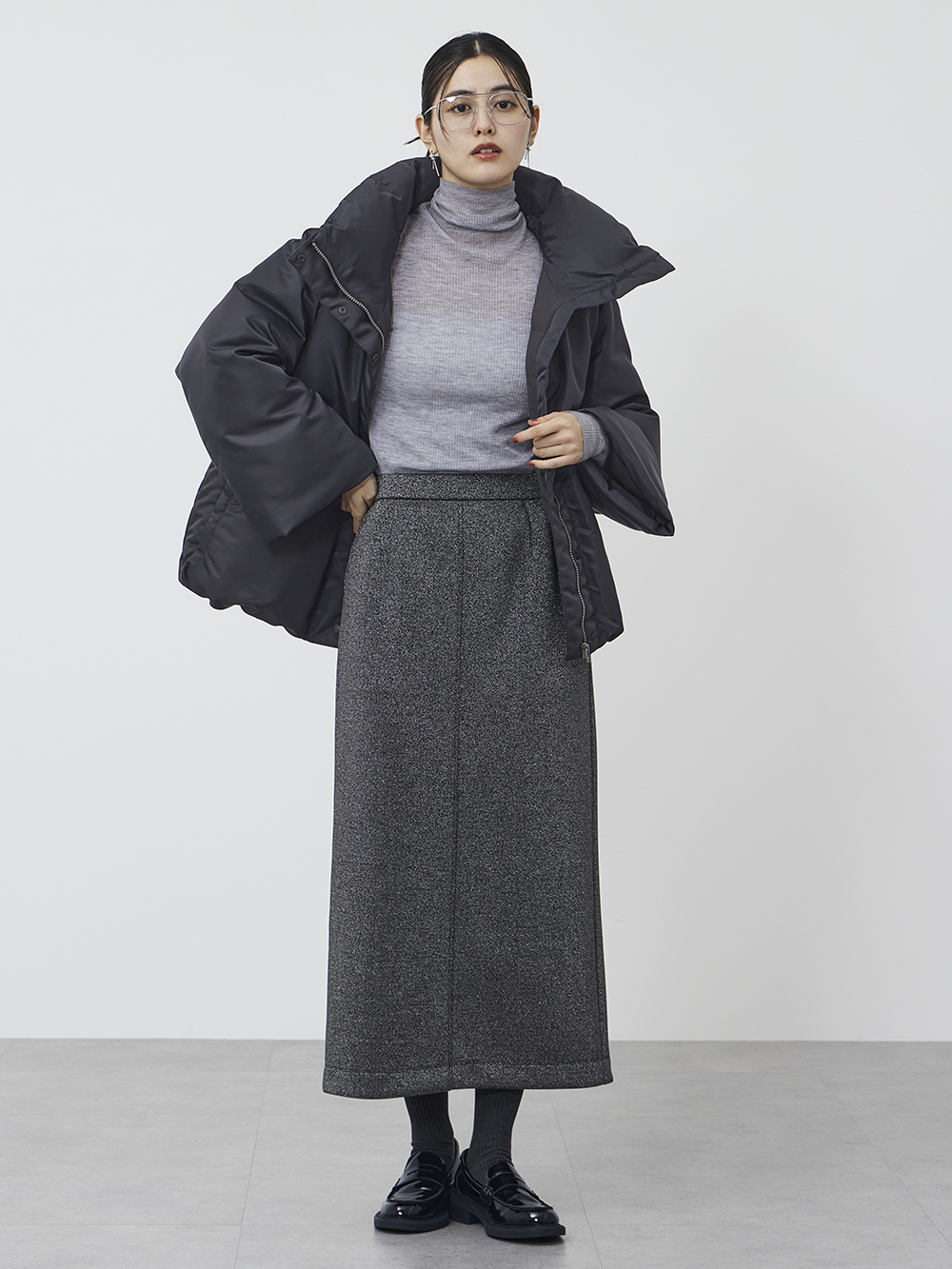 杢グレーのシアーニットをラメのナロースカートと合わせて、モードなカジュアルコーデ