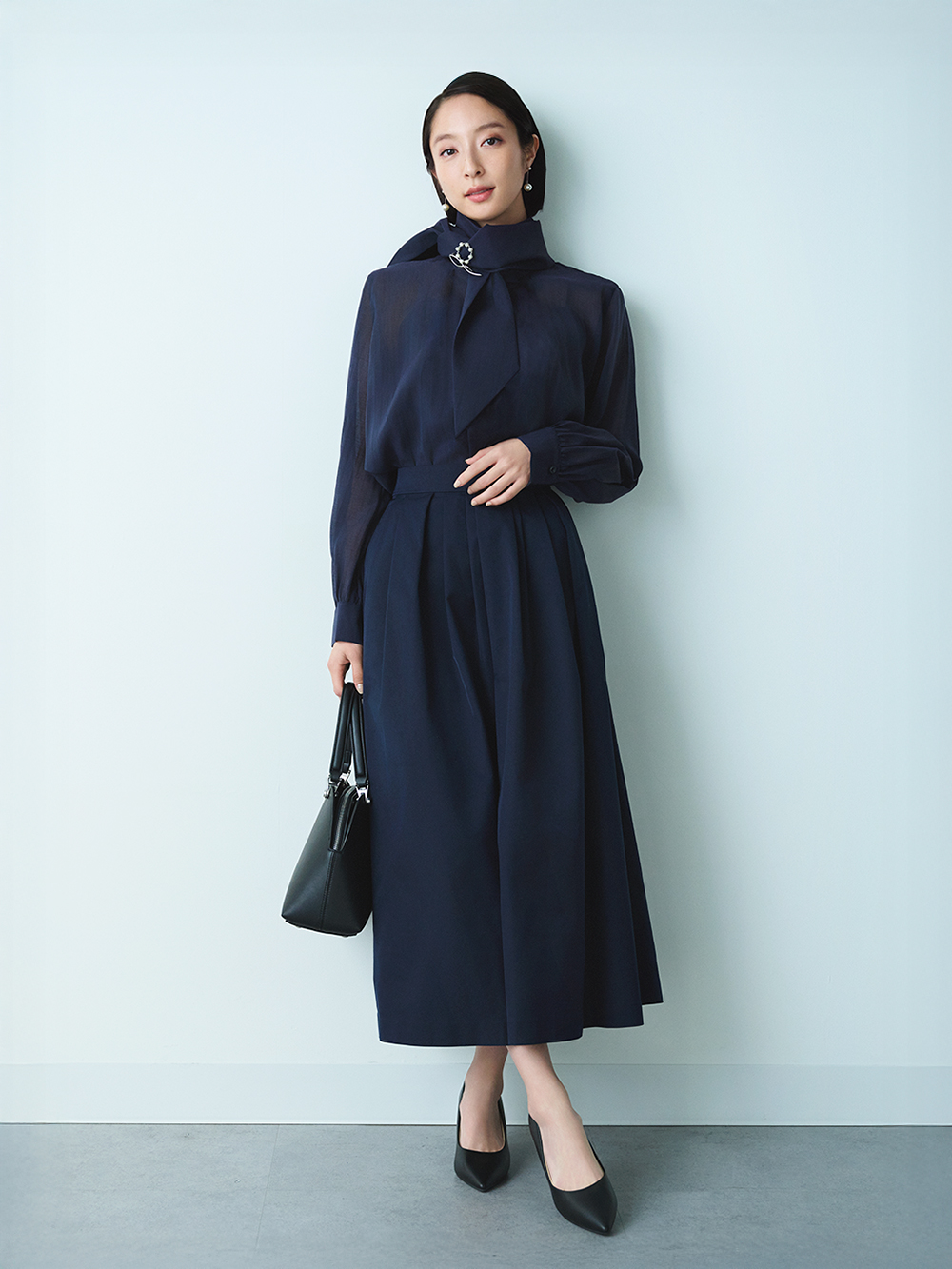 高級ホテルにもふさわしいネイビーのワントーンコーデ