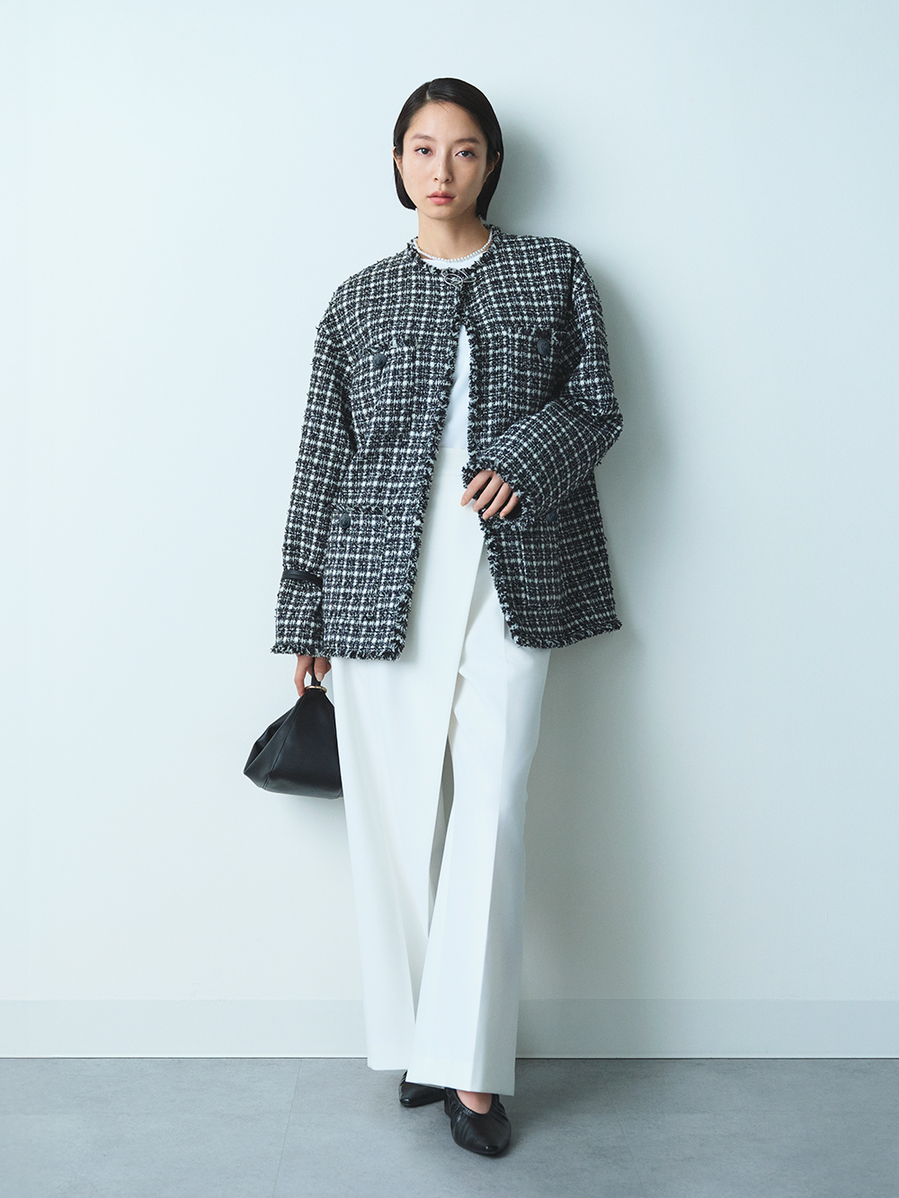 ツイードジャケットを使ったオールホワイトのジャケパンスタイル