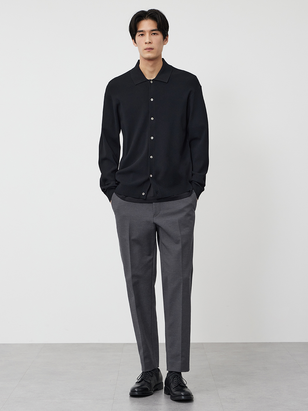 スマートカジュアルの基本アイテム・パンツ