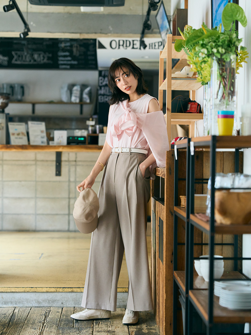 ワイドパンツにニットのアンサンブルを合わせた着回しのきくコーデ