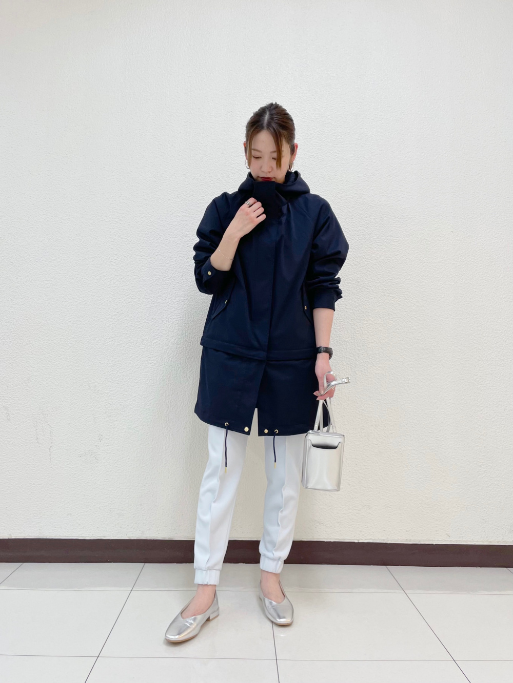 2WAYマウンテンパーカ、シルキークルーネックTシャツ（長袖）」の着用