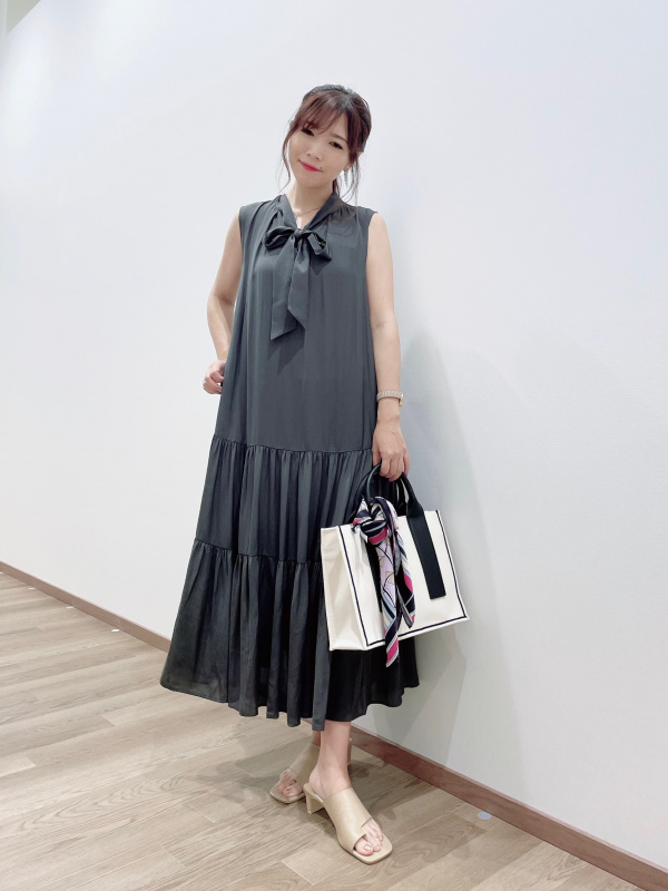 ライトサテン2WAYボウタイティアードワンピース」の着用コーディネート