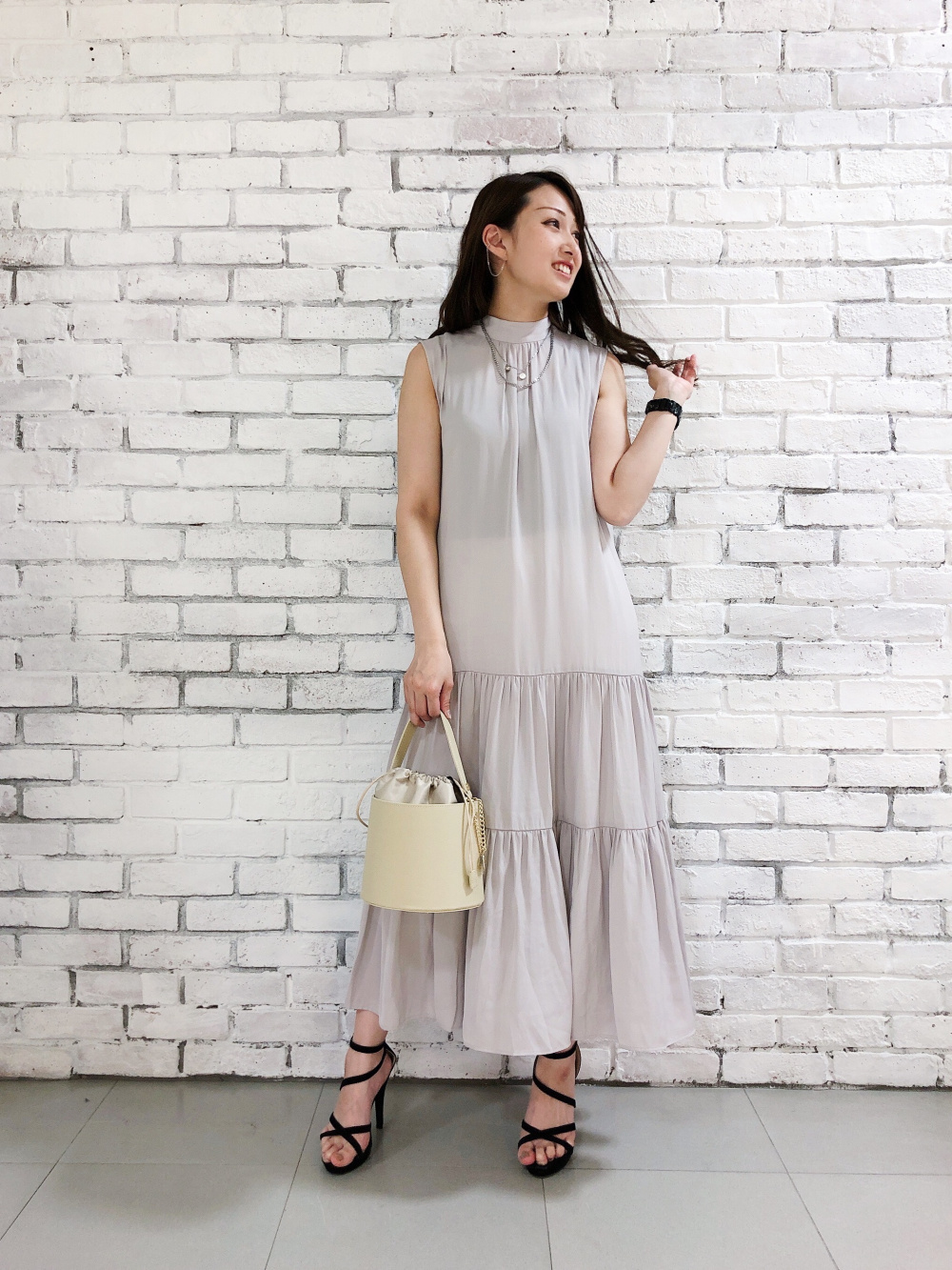 ライトサテン2WAYボウタイティアードワンピース」の着用コーディネート