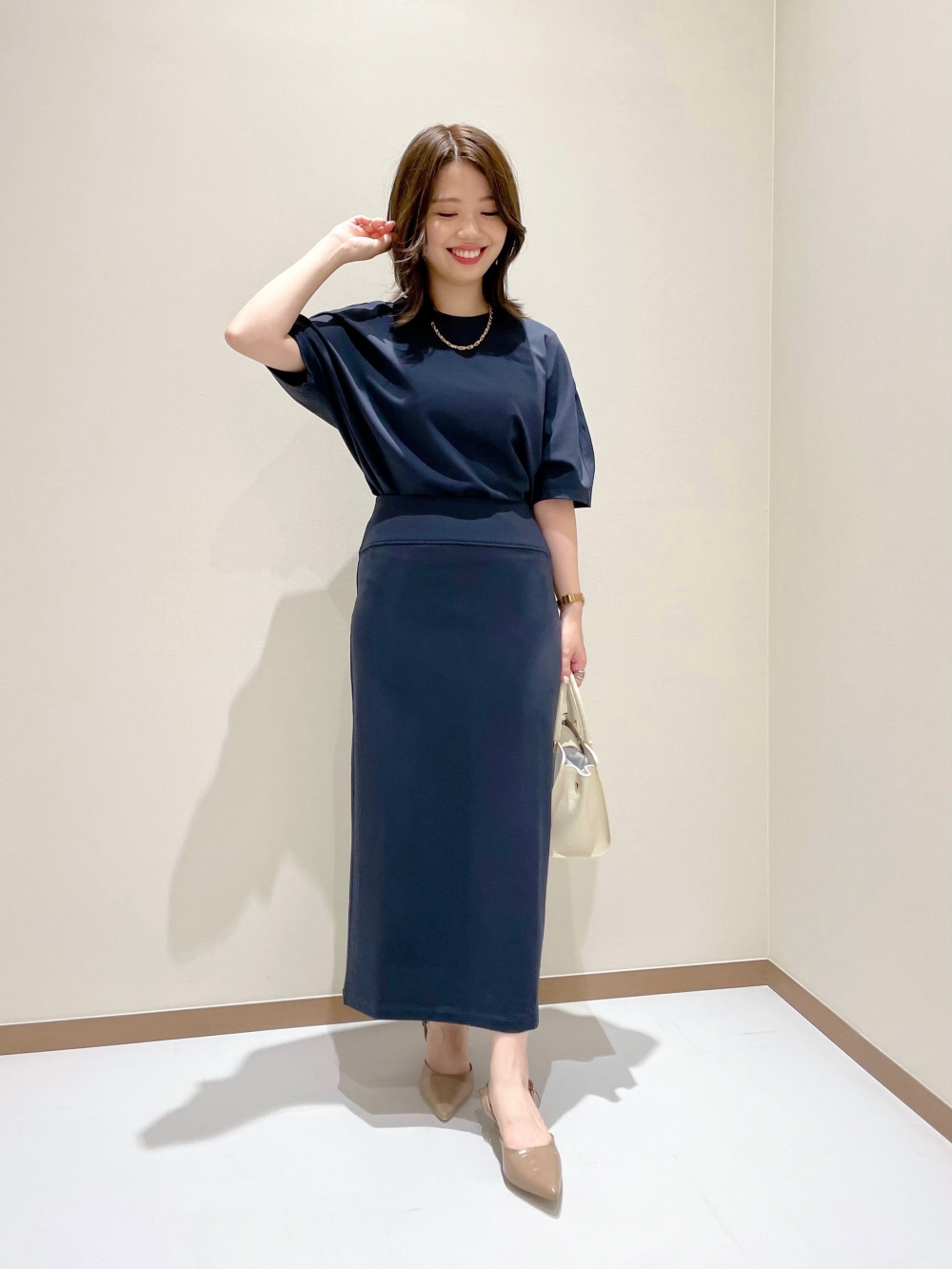 ティアードブラウスパンツセットアップ、フラワーコサージュ」の着用