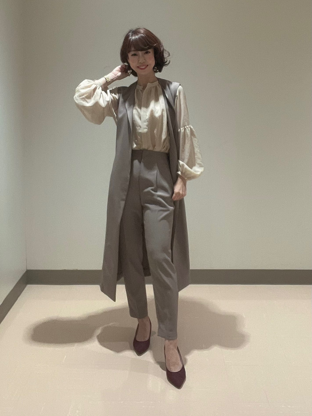 トリアセテートロングジレ、ロゴプリントTシャツ（半袖）」の