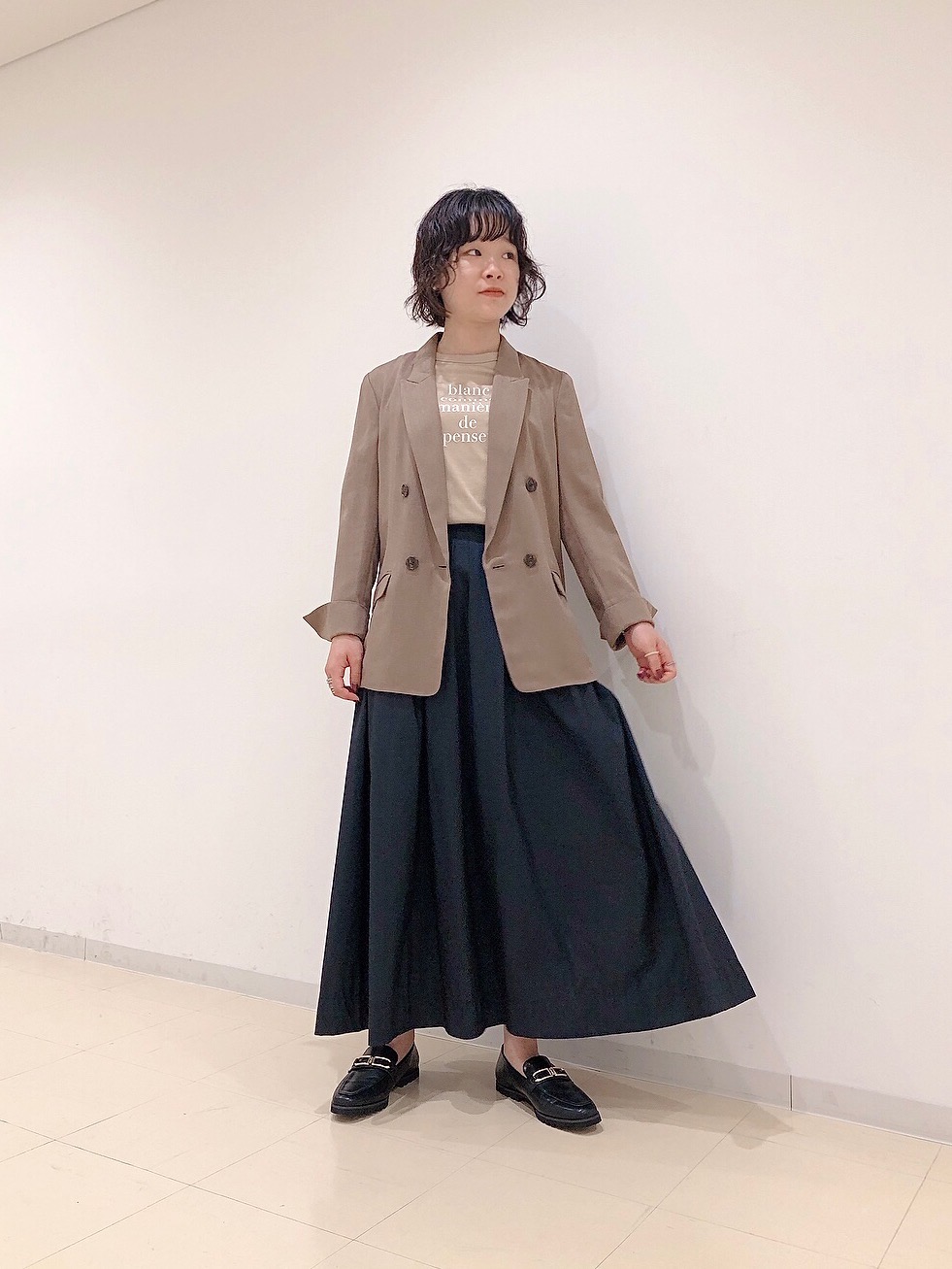 ビエラダブルジャケット、タフタボリュームフレアスカート」の着用