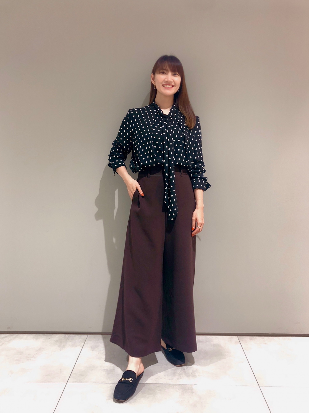 プリントボウタイブラウス（長袖）、スウィングパンツ」の着用 