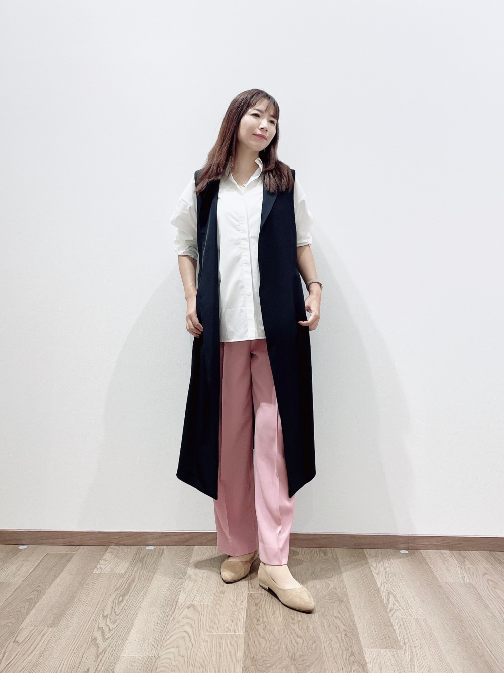 アンサンブルニットセット、ツイルタックワイドパンツ」の着用