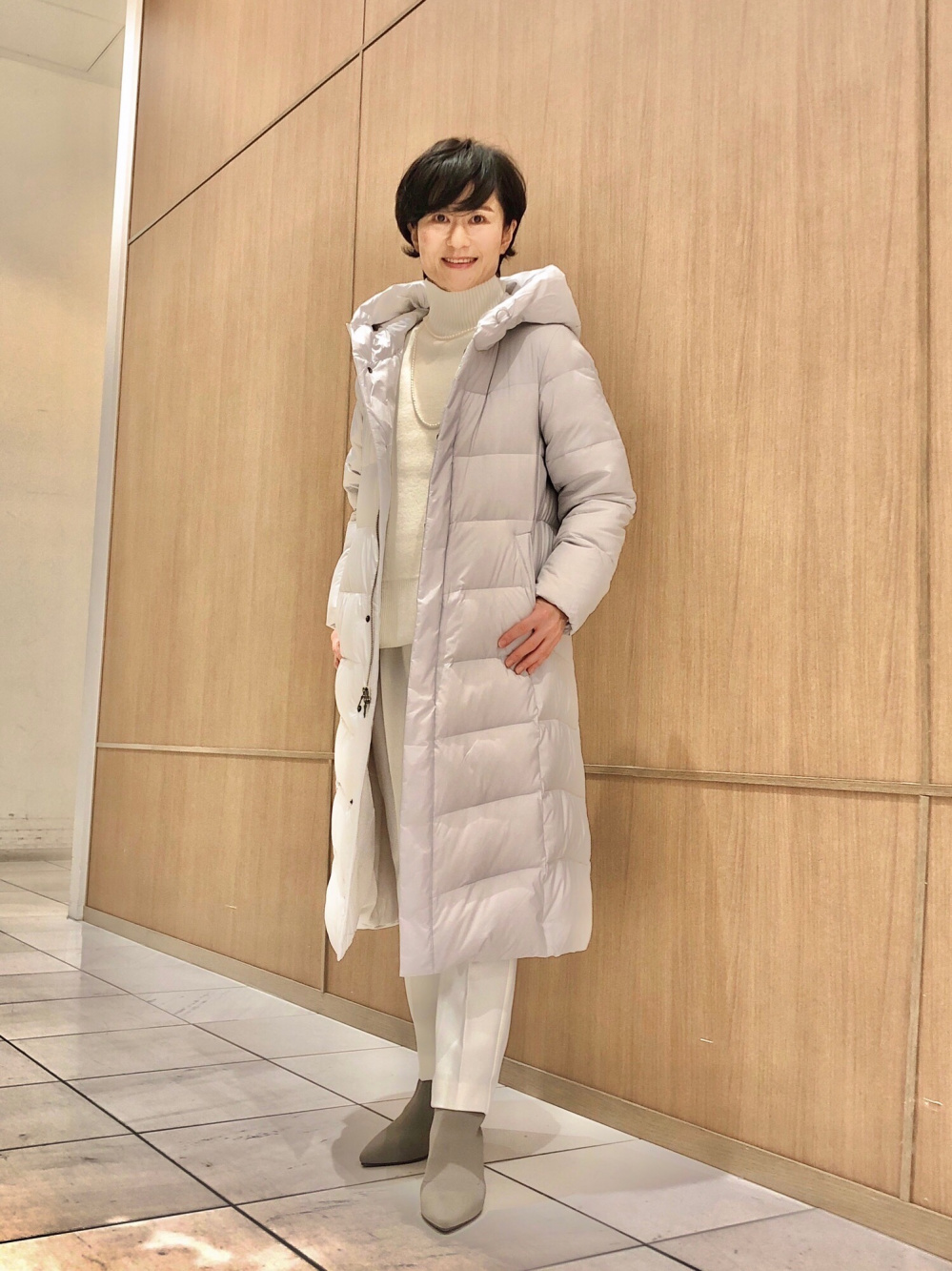 ウールキャップ、ストレッチロングダウンコート」の着用