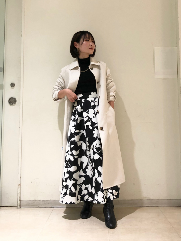 フラワープリントフレアスカート、ウールプレーティングタートルネック