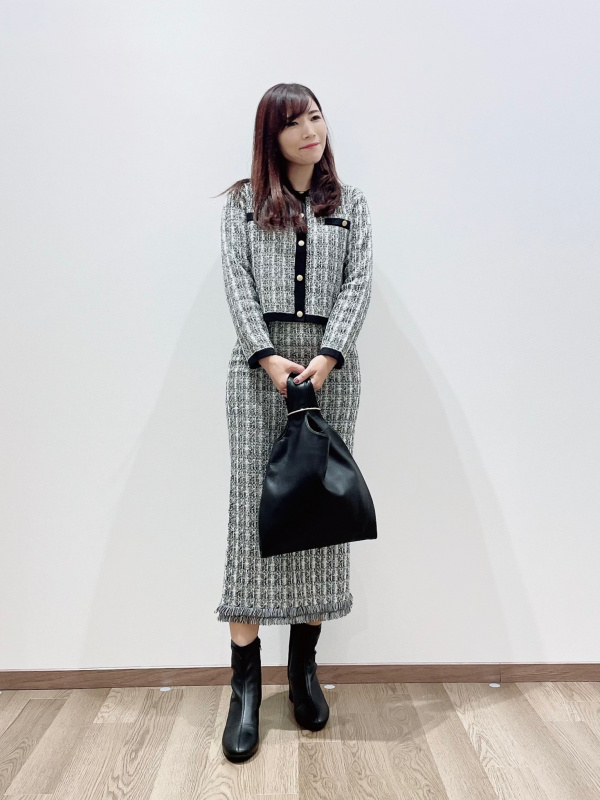 ツイードニットカーデスカートセットアップ（長袖）」の着用