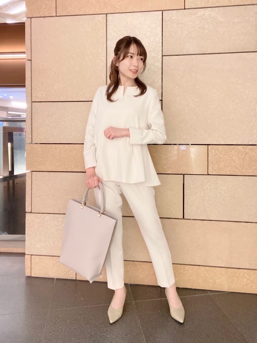 新品タグ付きフェイクパールブラウスパンツセットアップベージュ フェイクパールブラウスパンツセットアップ（長袖）、フェイクレザー