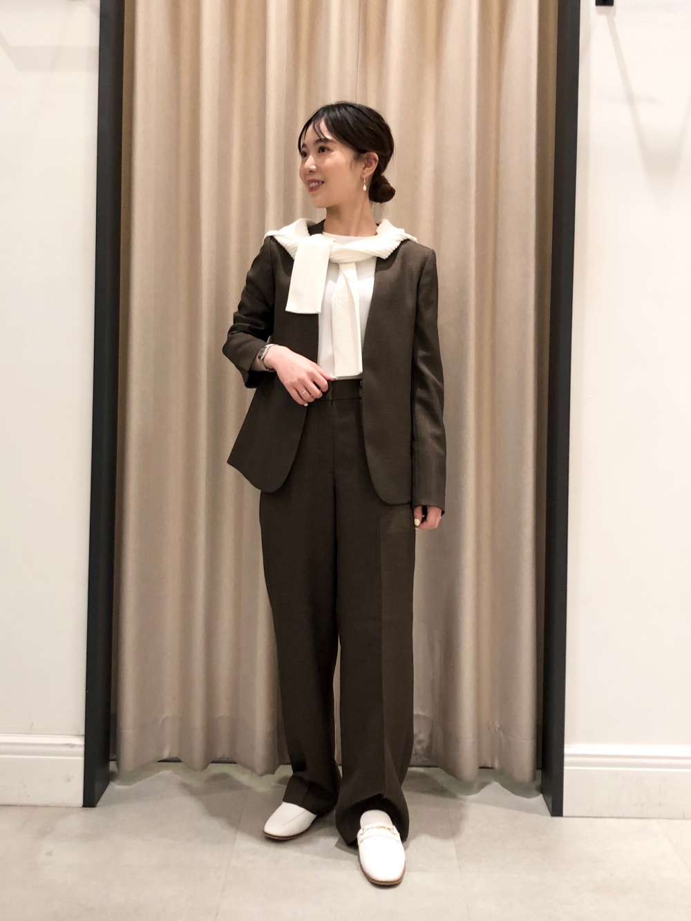 シャークツイードカラーレスジャケット、サテンギャザーブラウス（長袖