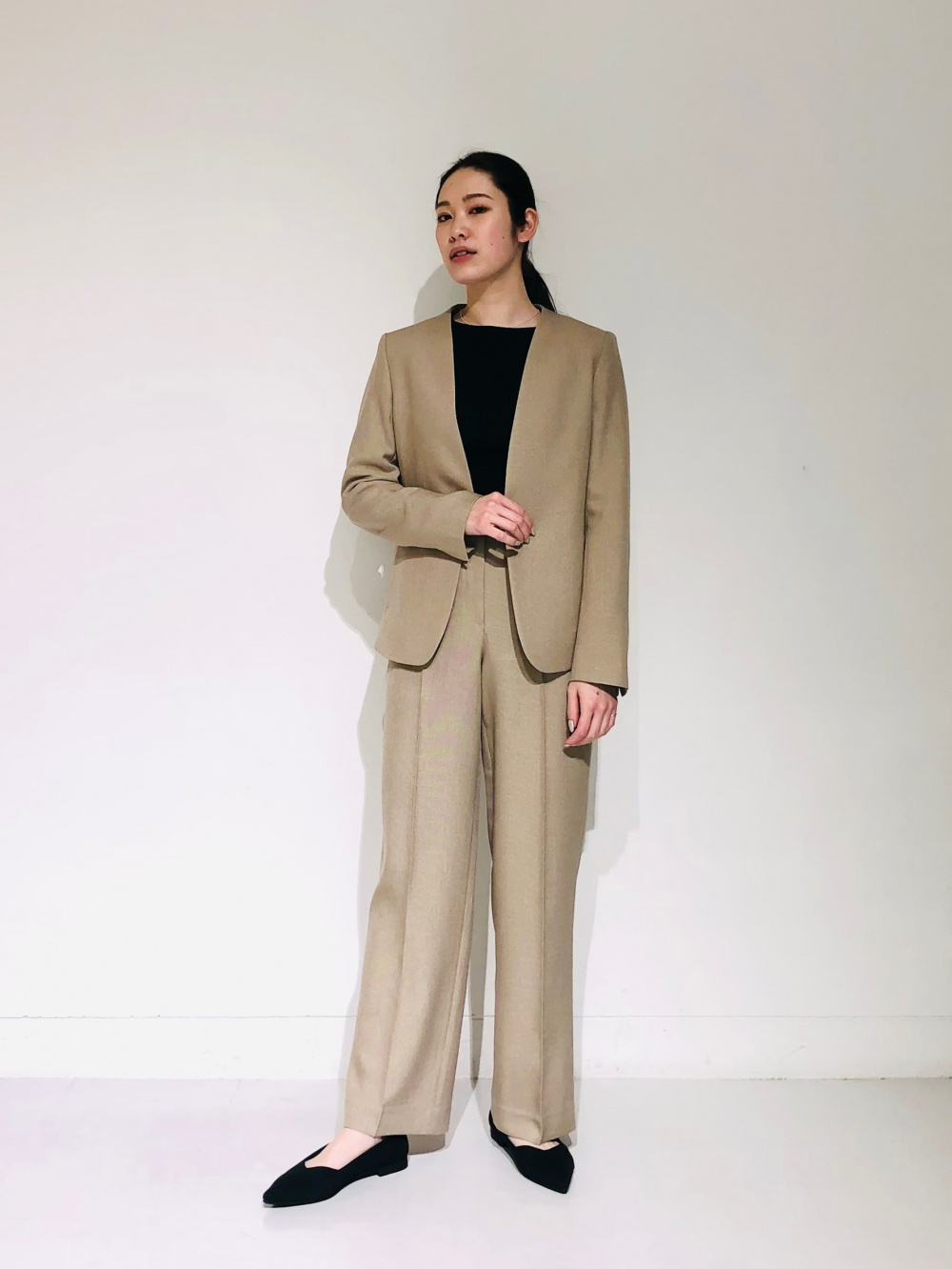 シャークツイードカラーレスジャケット、サテンギャザーブラウス（長袖