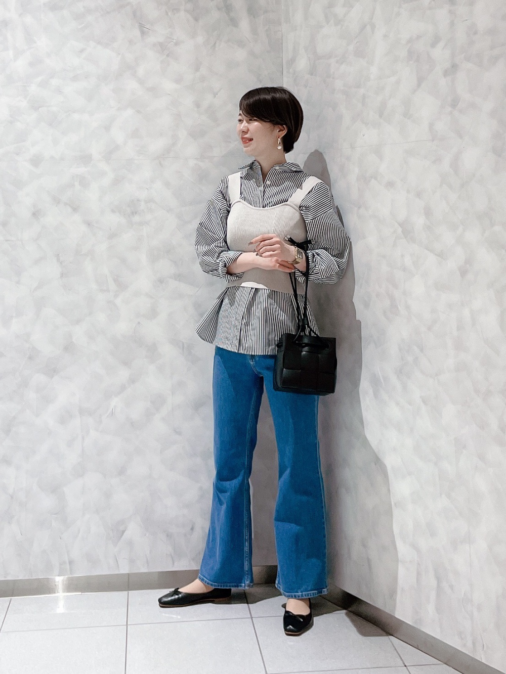 ツイードミドルジャケット、フェイクレザーメッシュバッグ」の着用