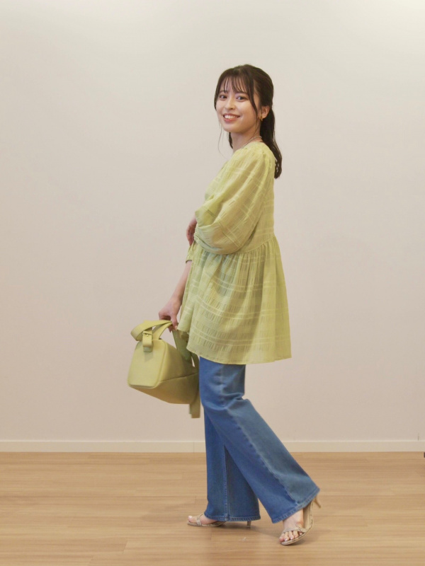 シアーボリュームスリーブチュニックブラウス（5分袖）」の着用 