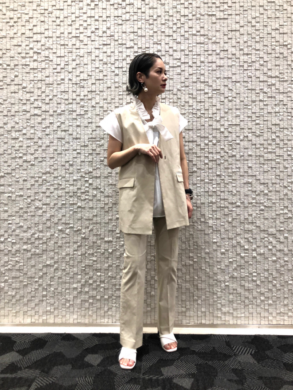 ハイストレッチリネンミックススティックフレアパンツ」の着用