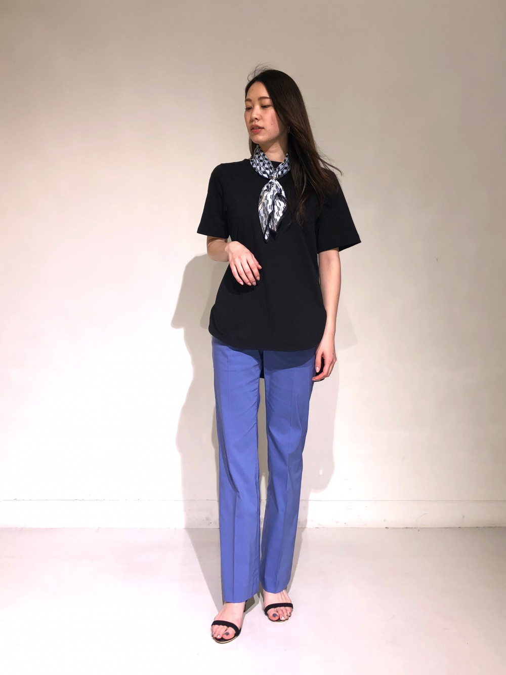 ハイストレッチリネンミックススティックフレアパンツ」の着用