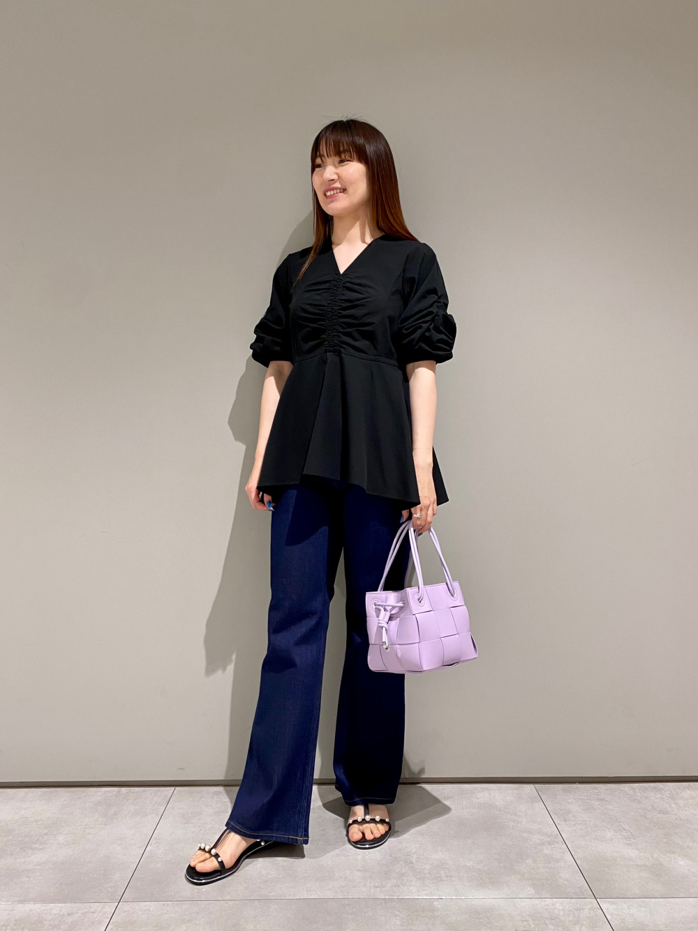 ツイードミドルジャケット、フェイクレザーメッシュバッグ」の着用