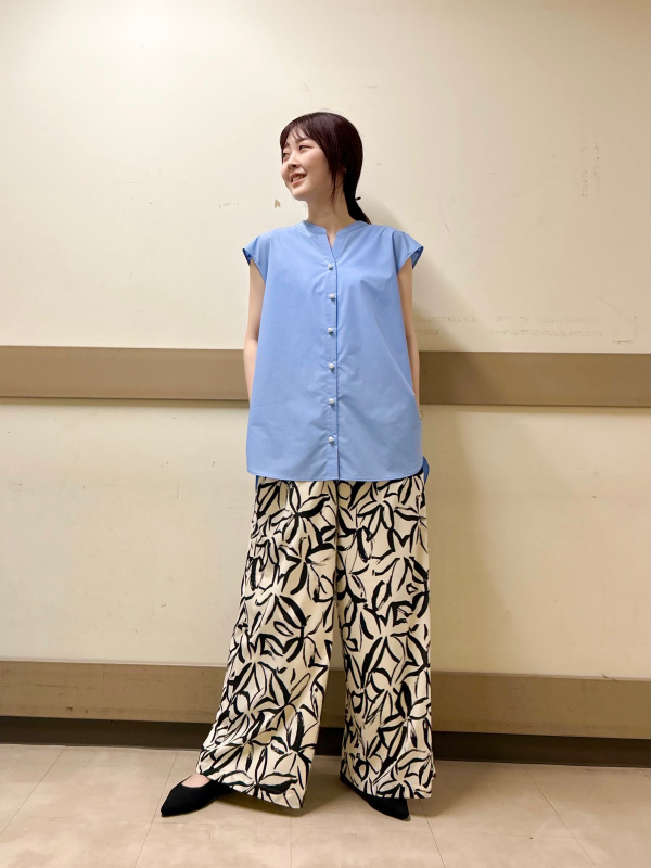 フラワープリントフルイドワイドパンツ（レディース）の着用