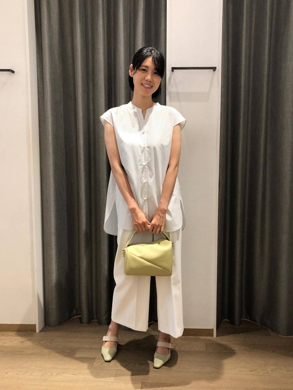 パールボタンペプラムブラウス（半袖）、ソフトフェイクレザー