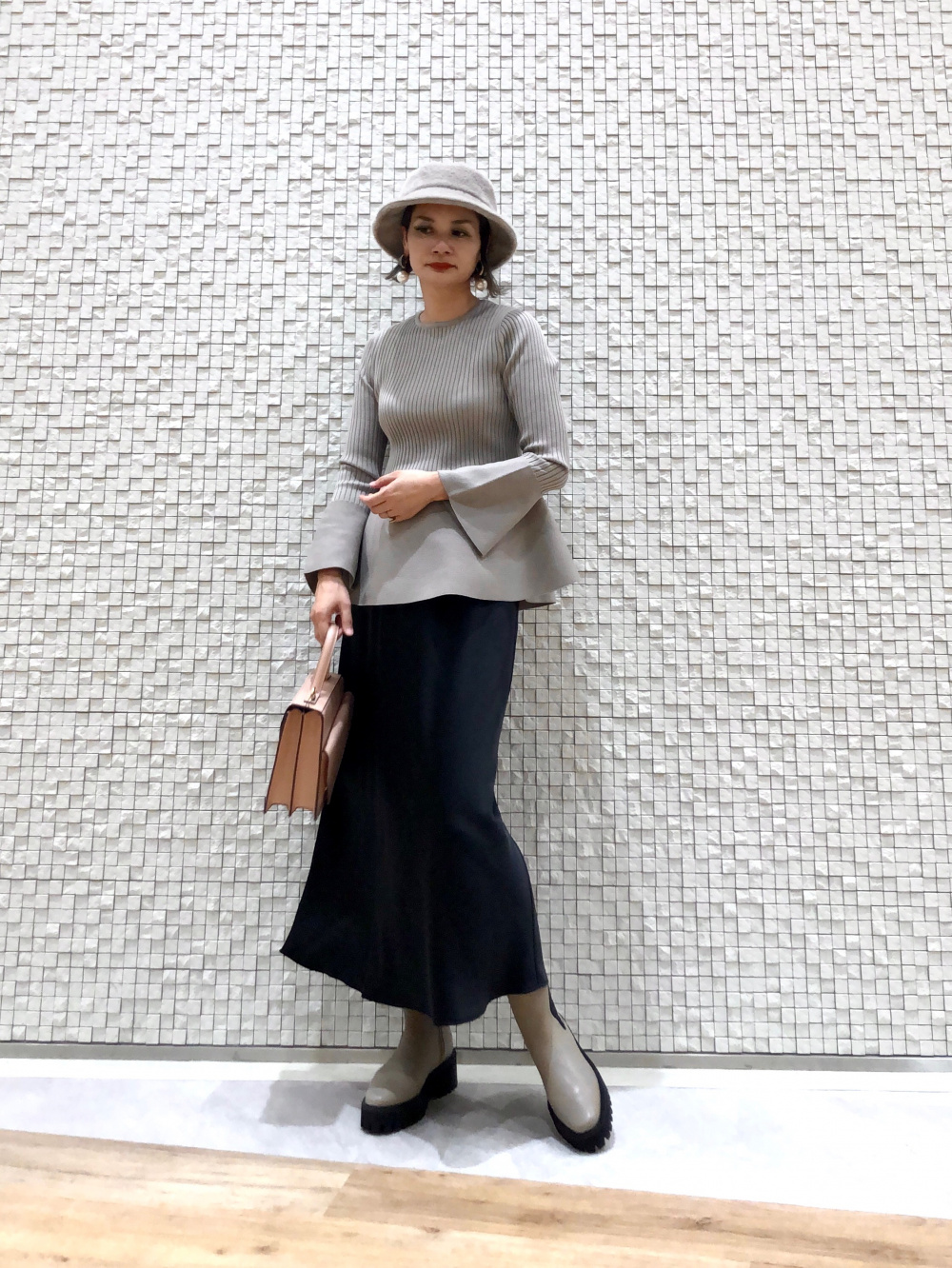 ホールガーメント®ニットペプラムセーター（長袖）、サテンナロー