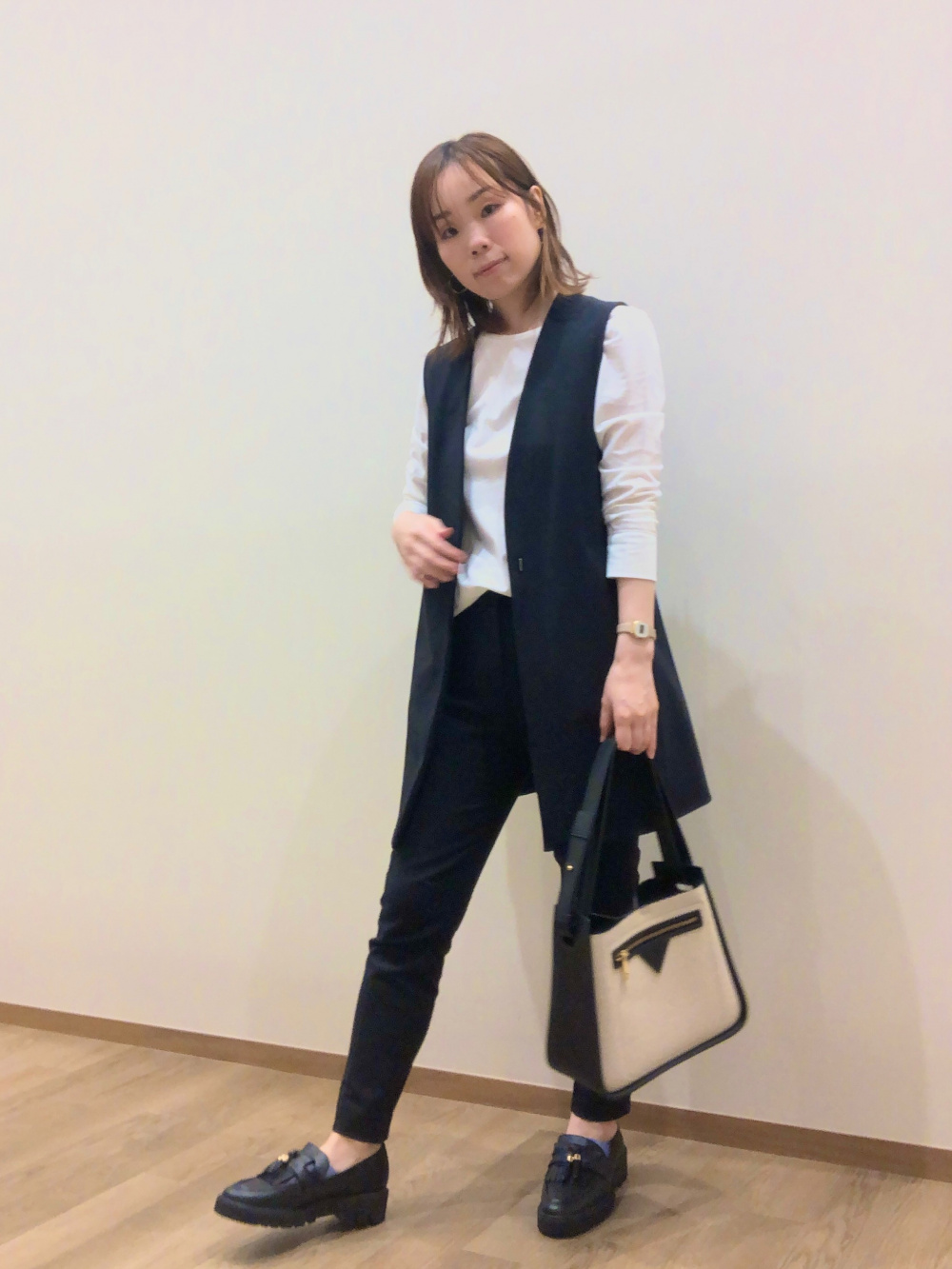 プラステ　ワッシャーツイルロングジレ　ネイビー　S ワッシャーツイルロングジレ、ミックスボーダーTシャツ」の着用