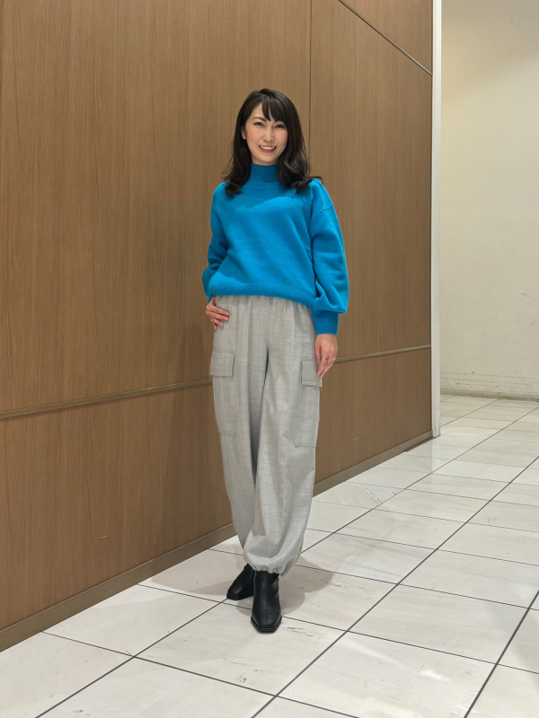 ウールブレンドパラシュートカーゴパンツ（レディース）の着用