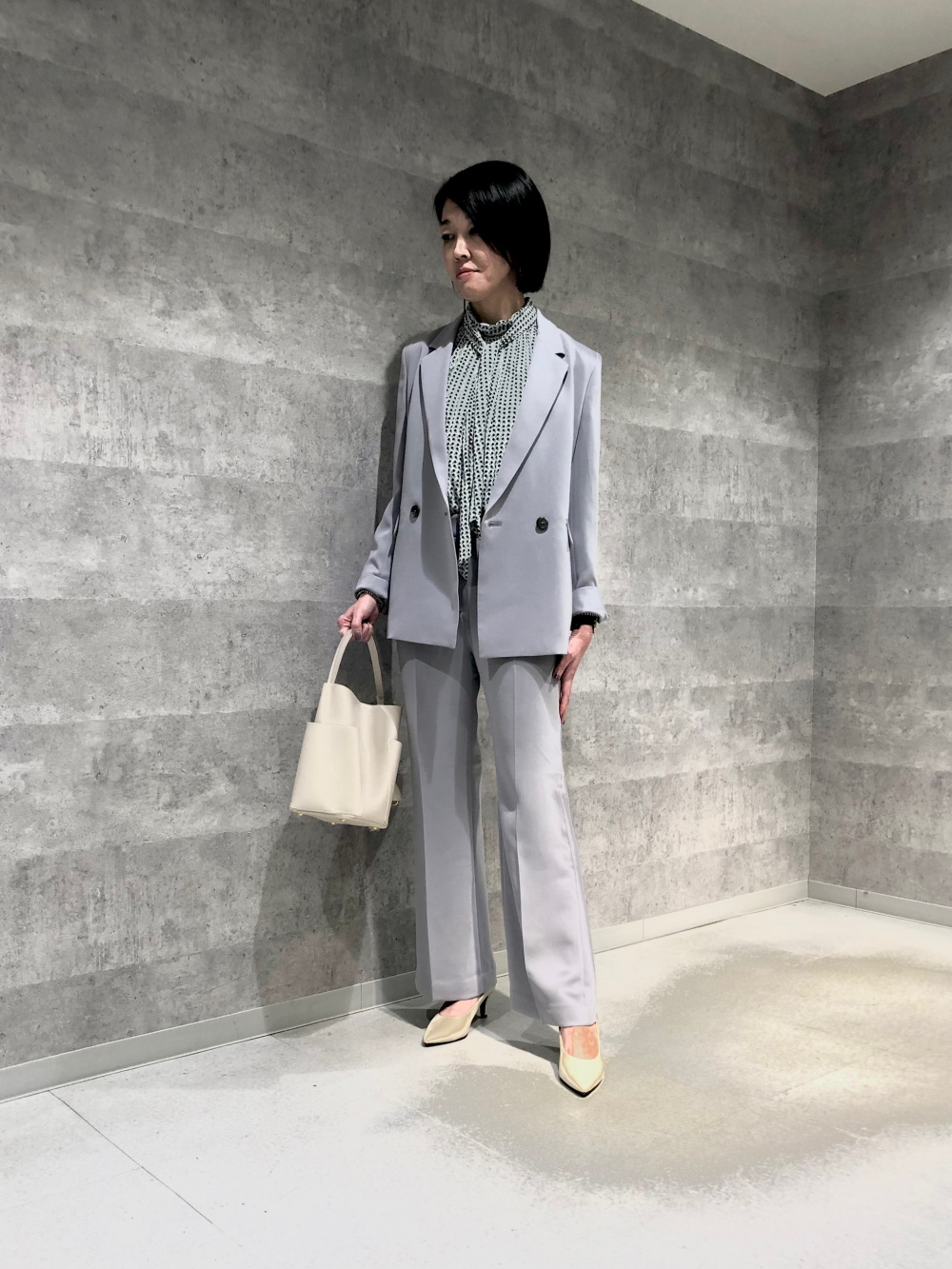 プリントボウタイブラウス（長袖）、ジレスカートセットアップ」の着用