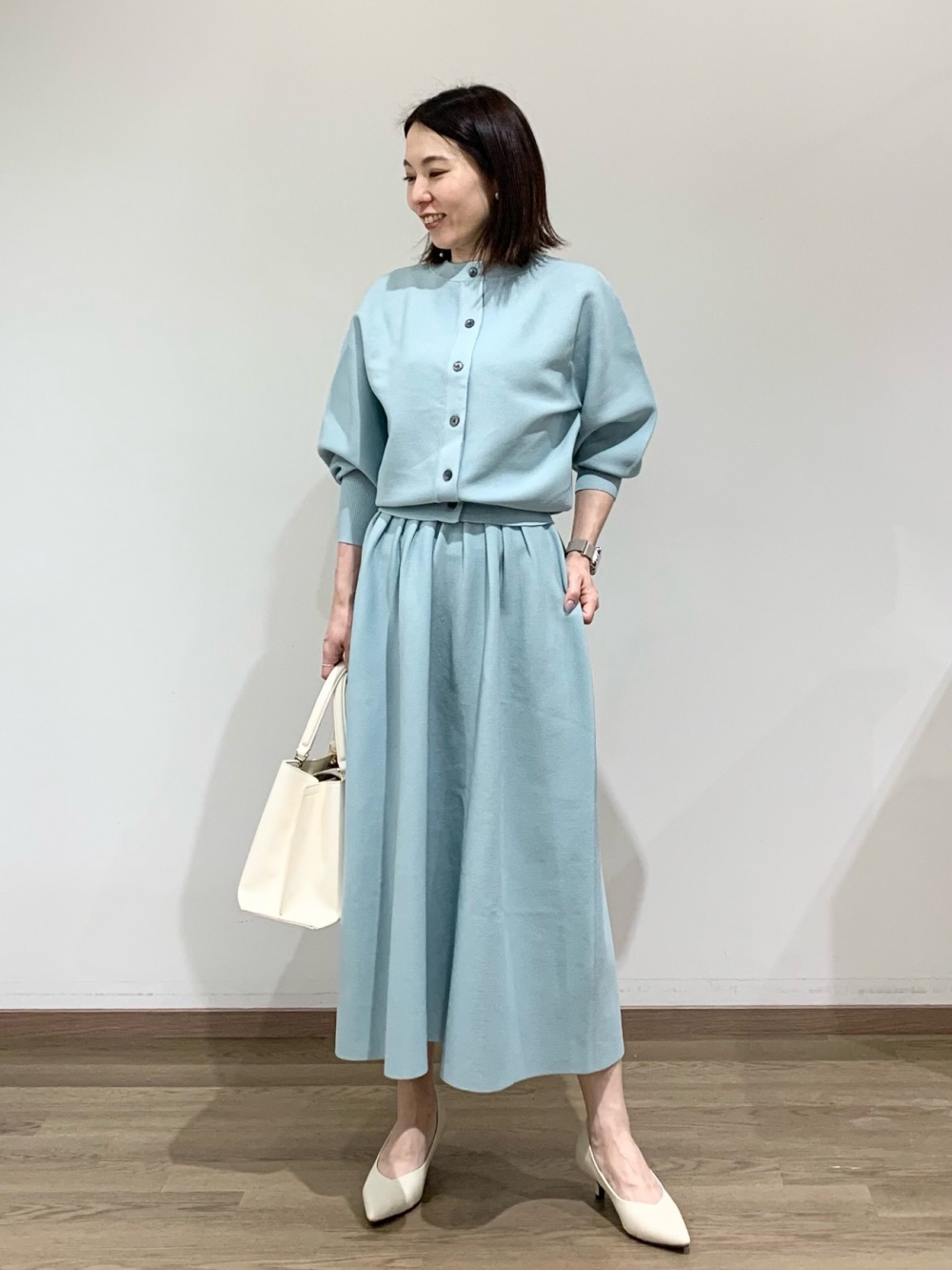 ホールガーメント®ニット2WAYカーディガン」の着用