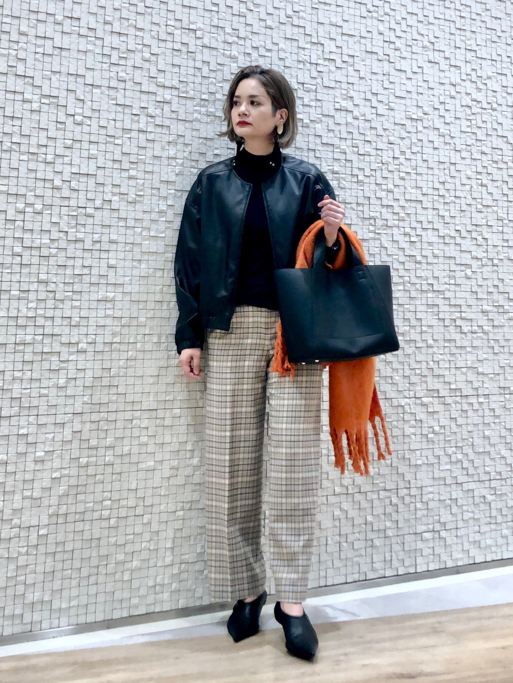 ウールブレンドパラシュートカーゴパンツ、ブークレストール」の着用