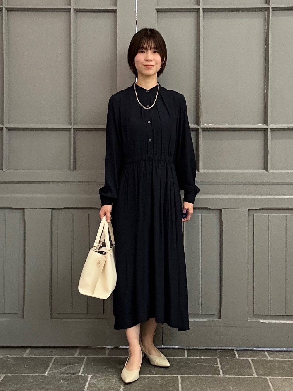 ギャザーワンピース（長袖）、2連フェイクパールロングネックレス」の