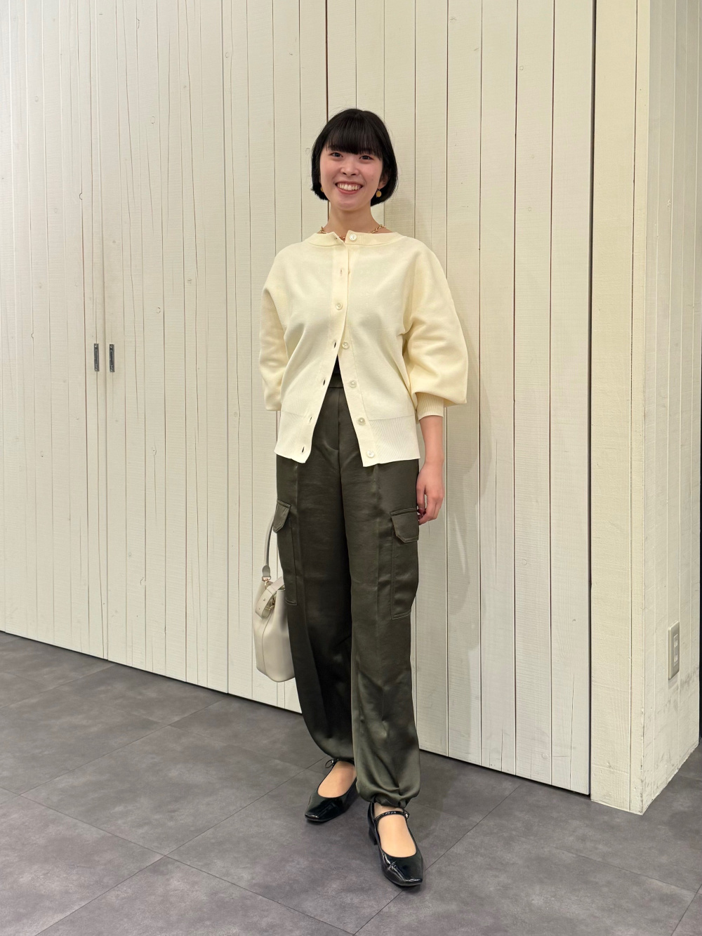 ホールガーメント®ニット2WAYカーディガン」の着用