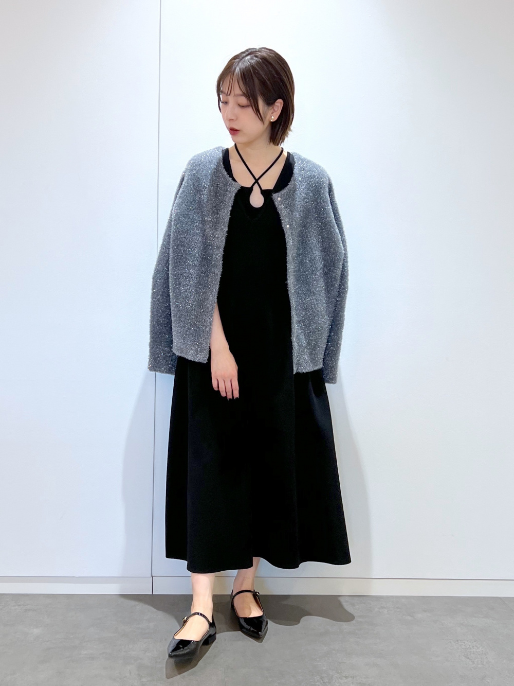 ホールガーメント®ニットVネックワンピース」の着用