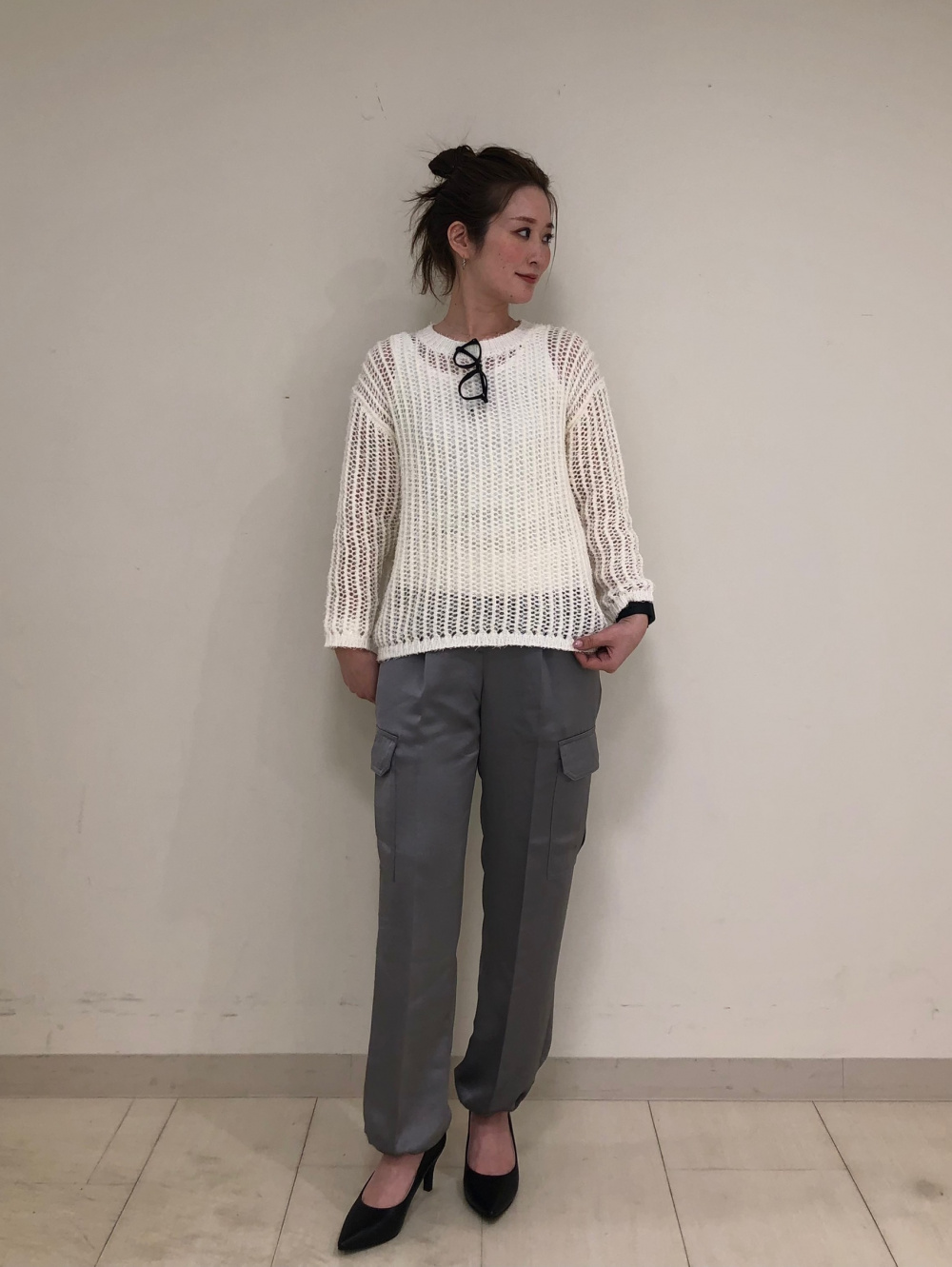 サテンパラシュートカーゴパンツ、アンクルストラップサンダル