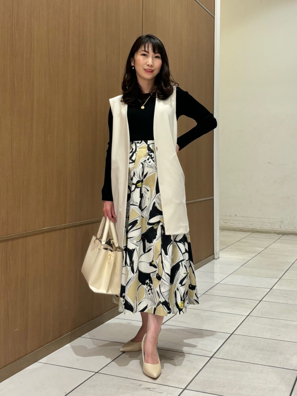 アートフラワープリントフレアスカート（レディース）の着用