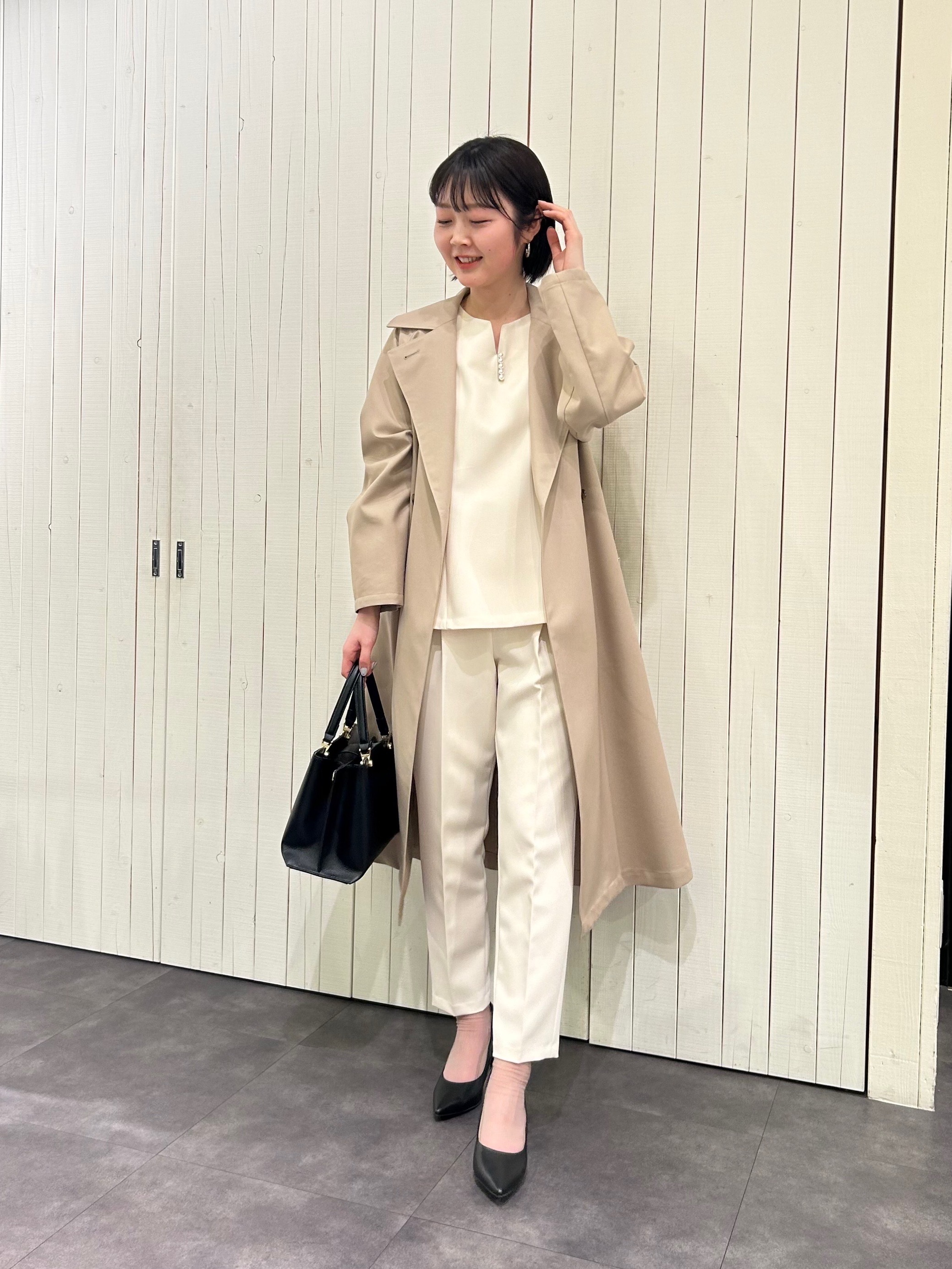 ベージュのロングトレンチコートのコーデ