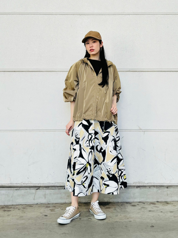 アートフラワープリントフレアスカート（レディース）の着用