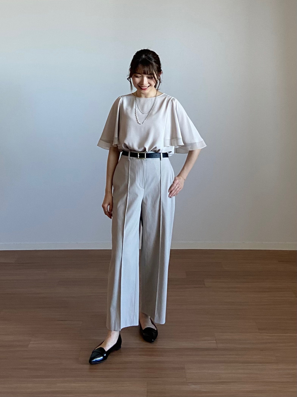 サテンパラシュートカーゴパンツ、ストローハット」の着用