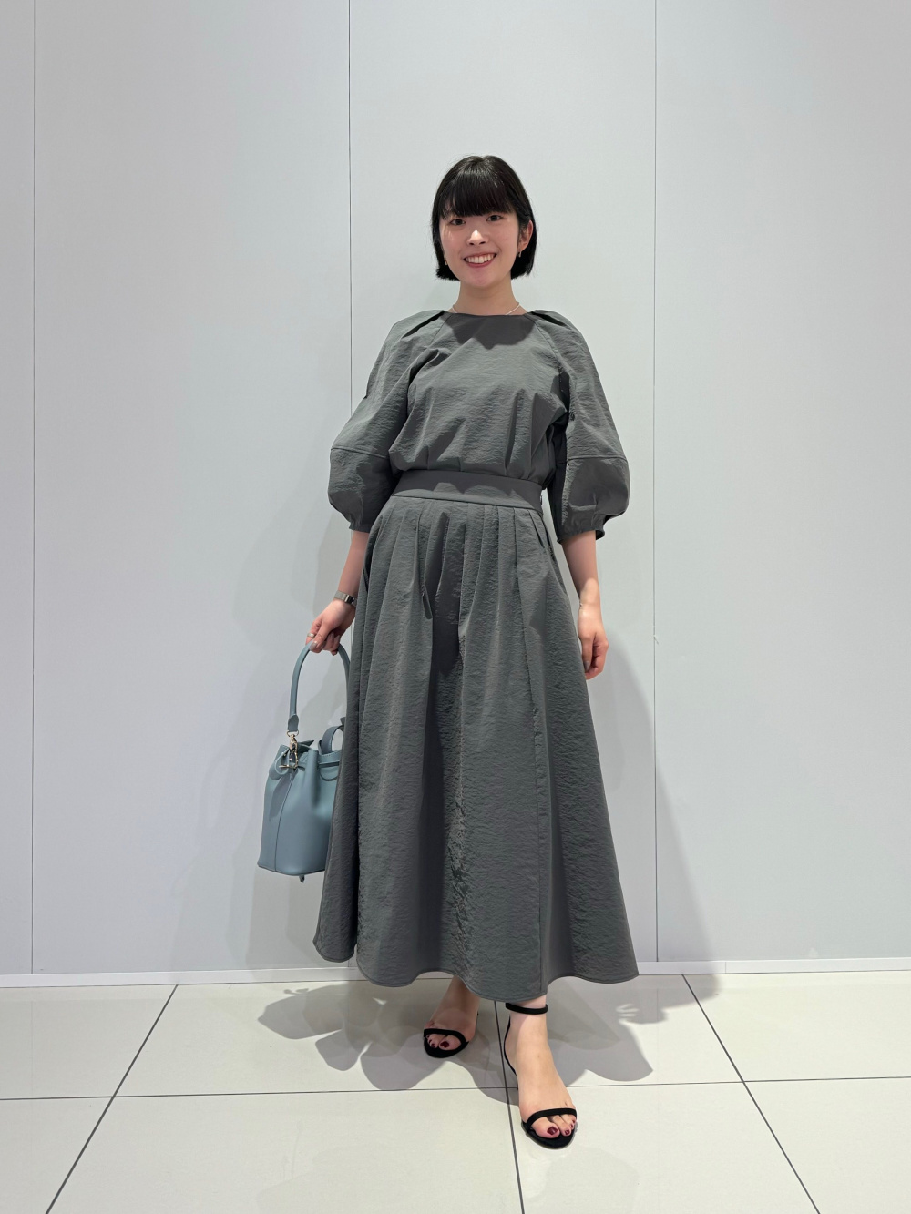 ハイストレッチナイロンランタンスリーブブラウス（半袖）」の