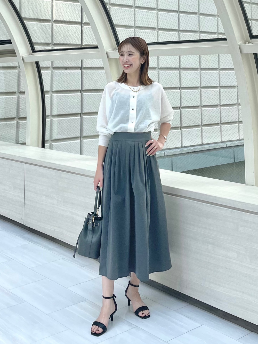 ハイストレッチナイロンタックフレアスカート」の着用