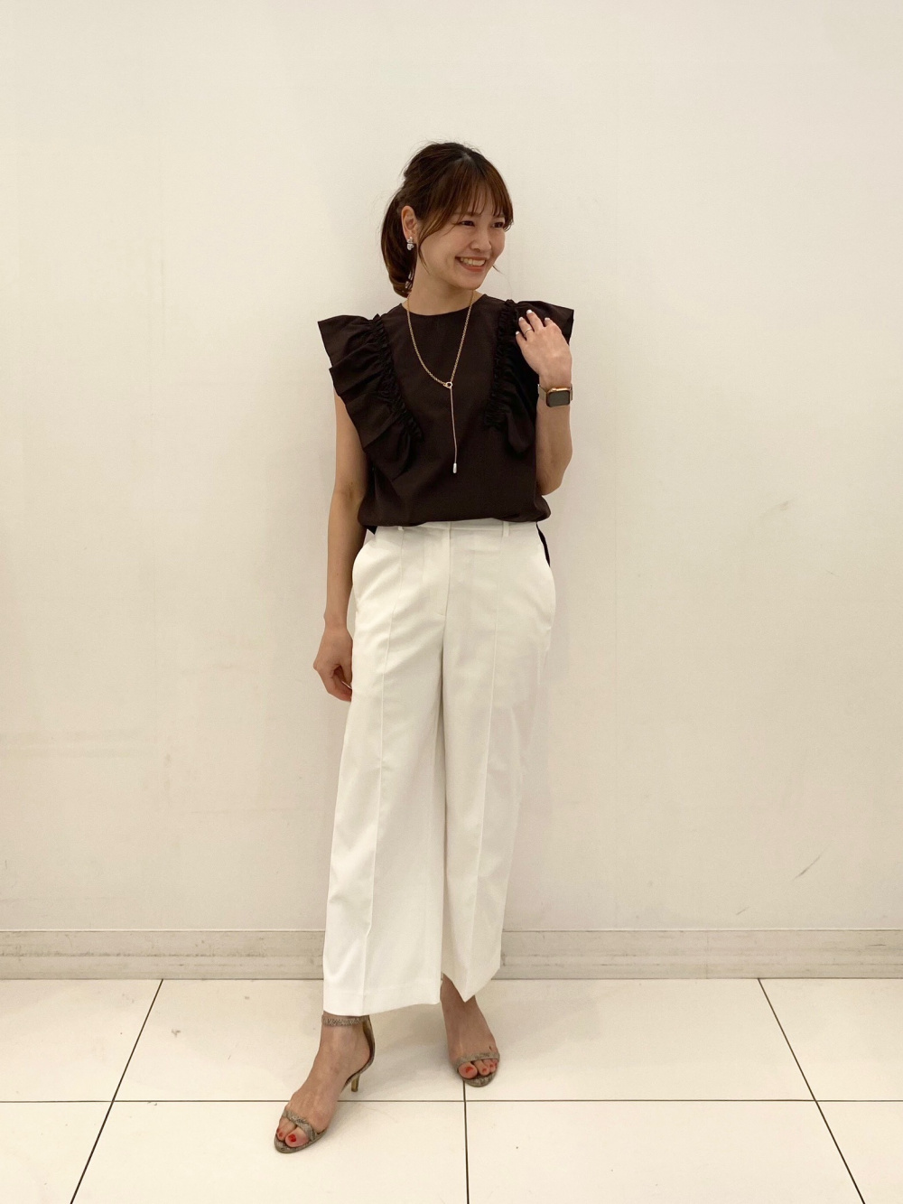 オーガンジースリーブTシャツ、サテンスリムカーゴパンツ」の