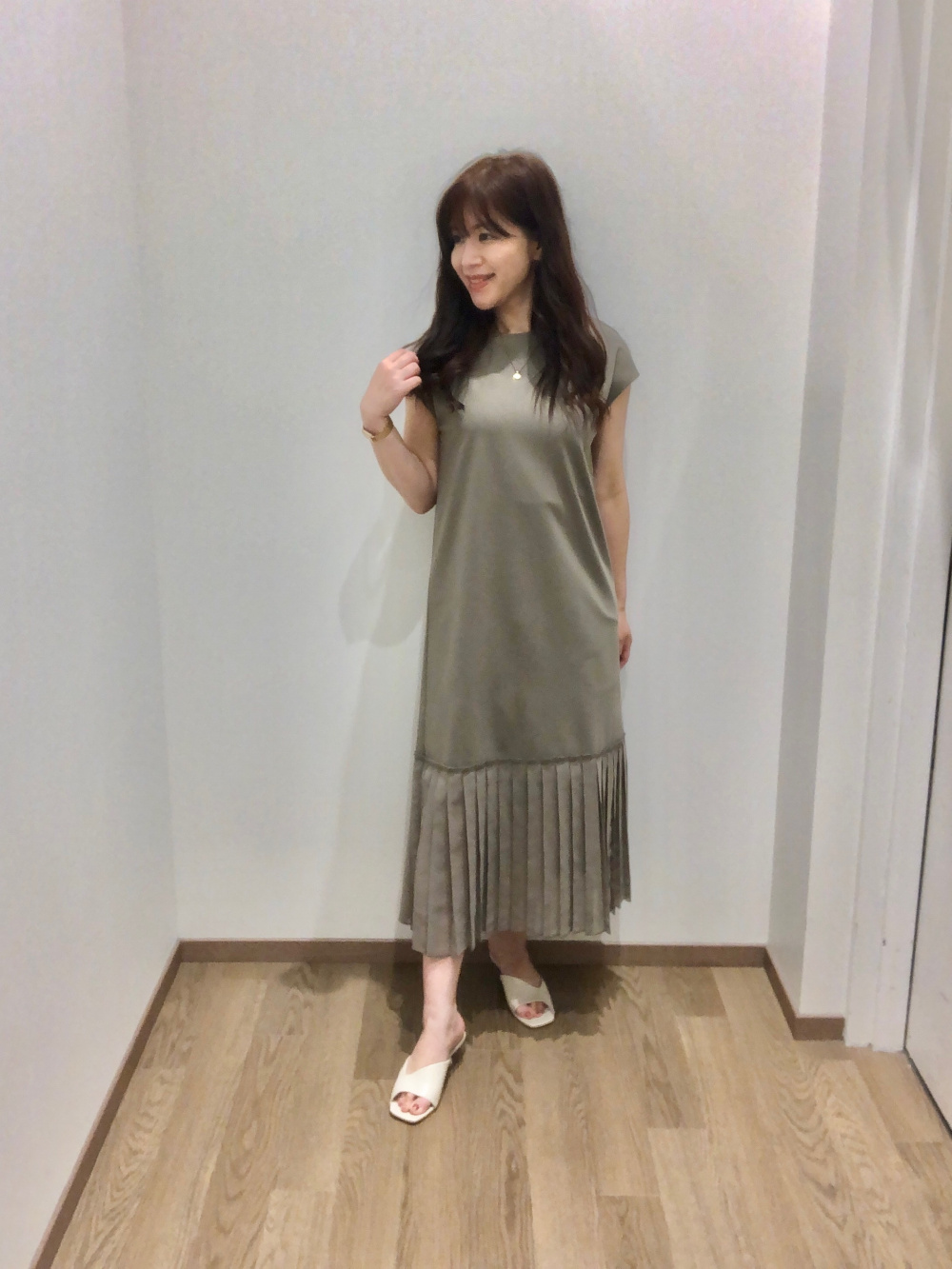 シアーチェックロングシャツ（長袖）、サテンスリムカーゴパンツ