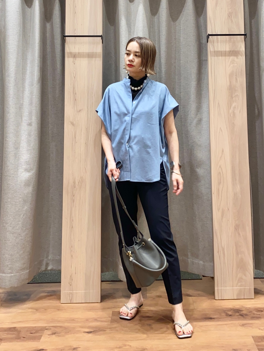 2023年モデル スティックパンツ（リネンブレンド）」の着用