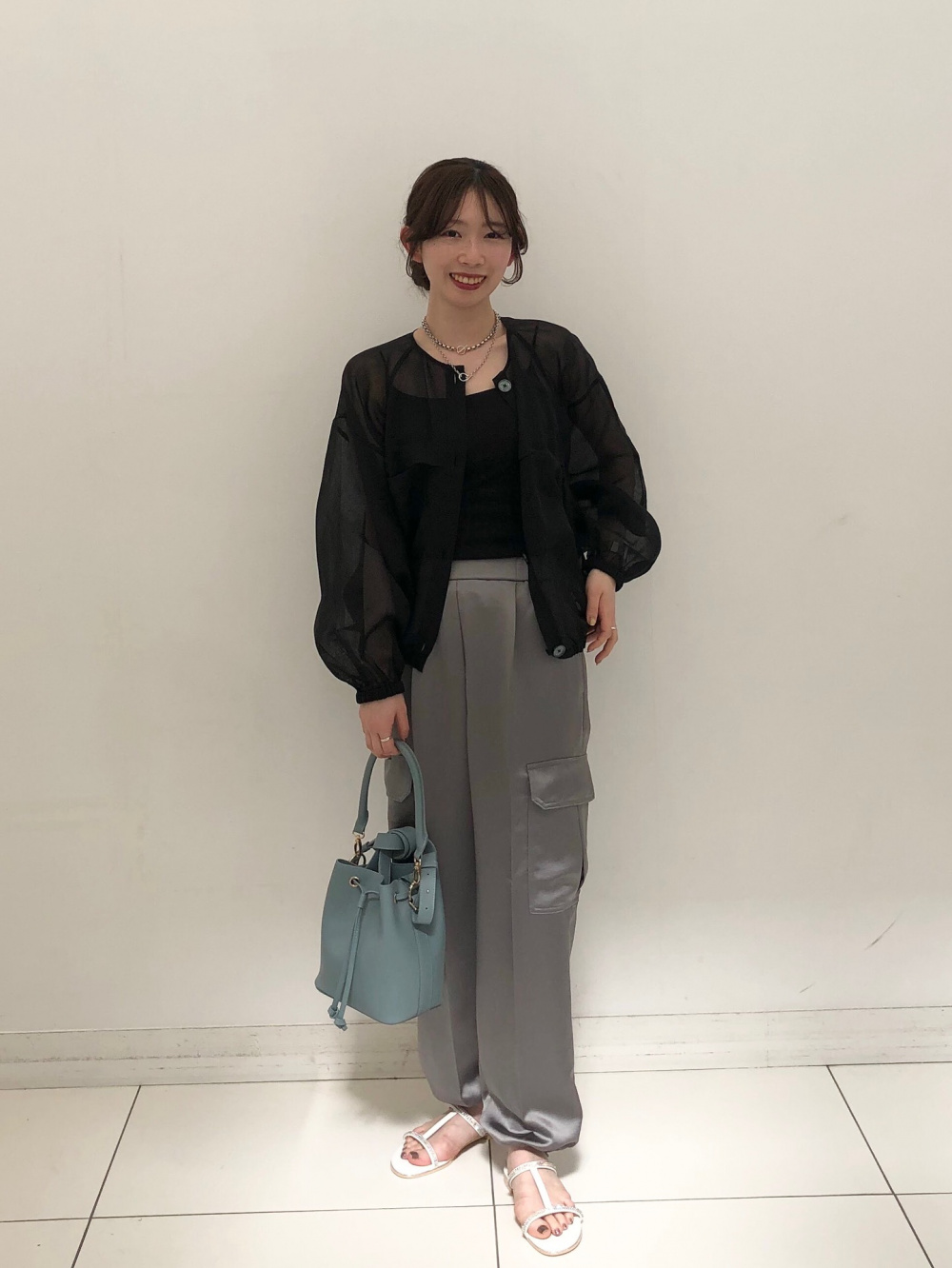 サテンバンドカラーロングシャツ（長袖）、サテンパラシュート