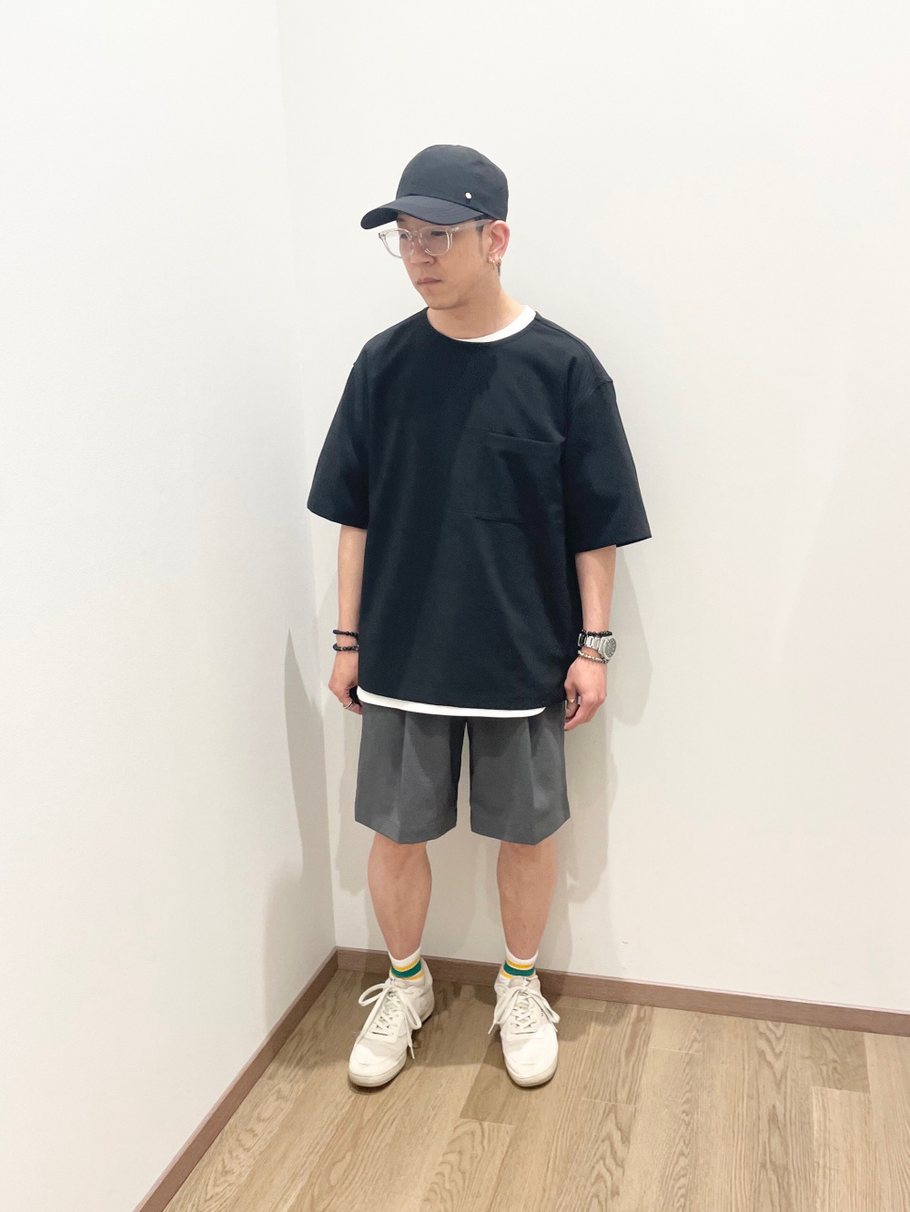 プレシャスドライショートパンツ、メタルパーツ付きキャップ」の着用