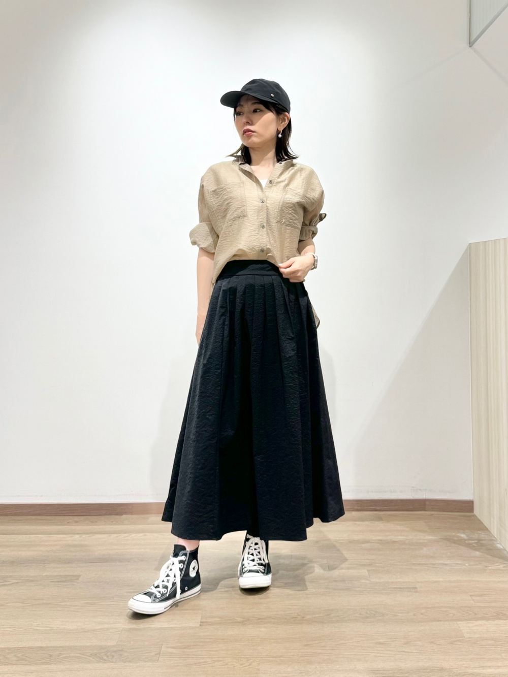 シアー素材のシャツを使ったスカートコーデ