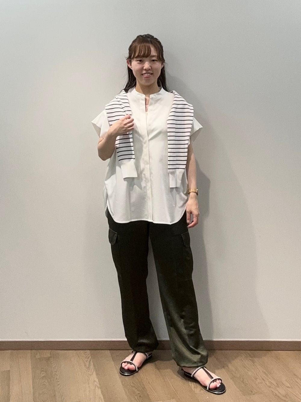サテンバンドカラーロングシャツ（長袖）、サテンパラシュート