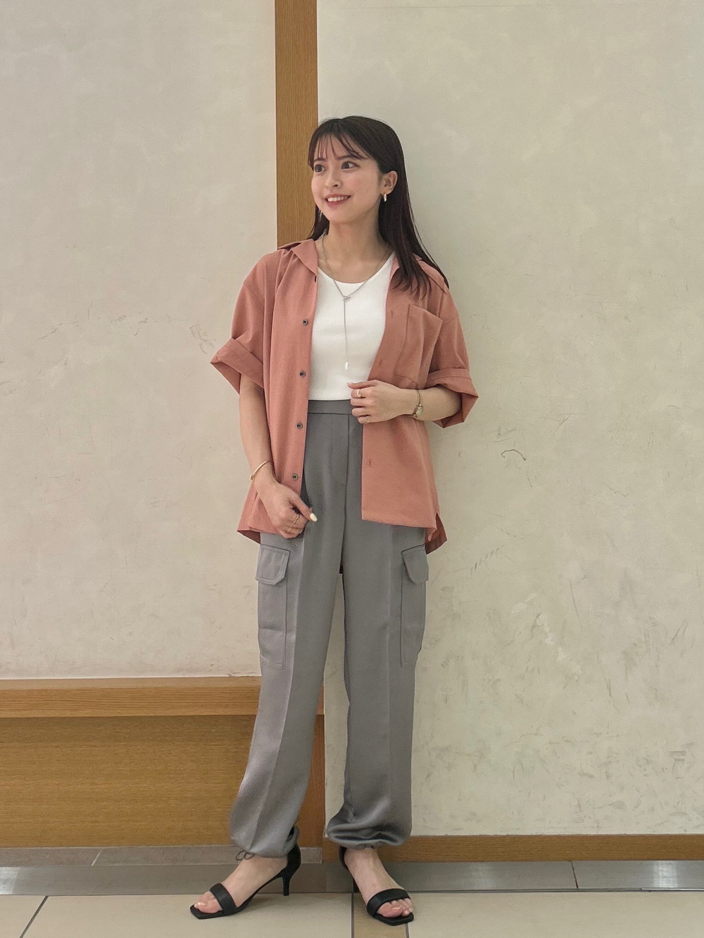 サテンバンドカラーロングシャツ（長袖）、サテンパラシュート